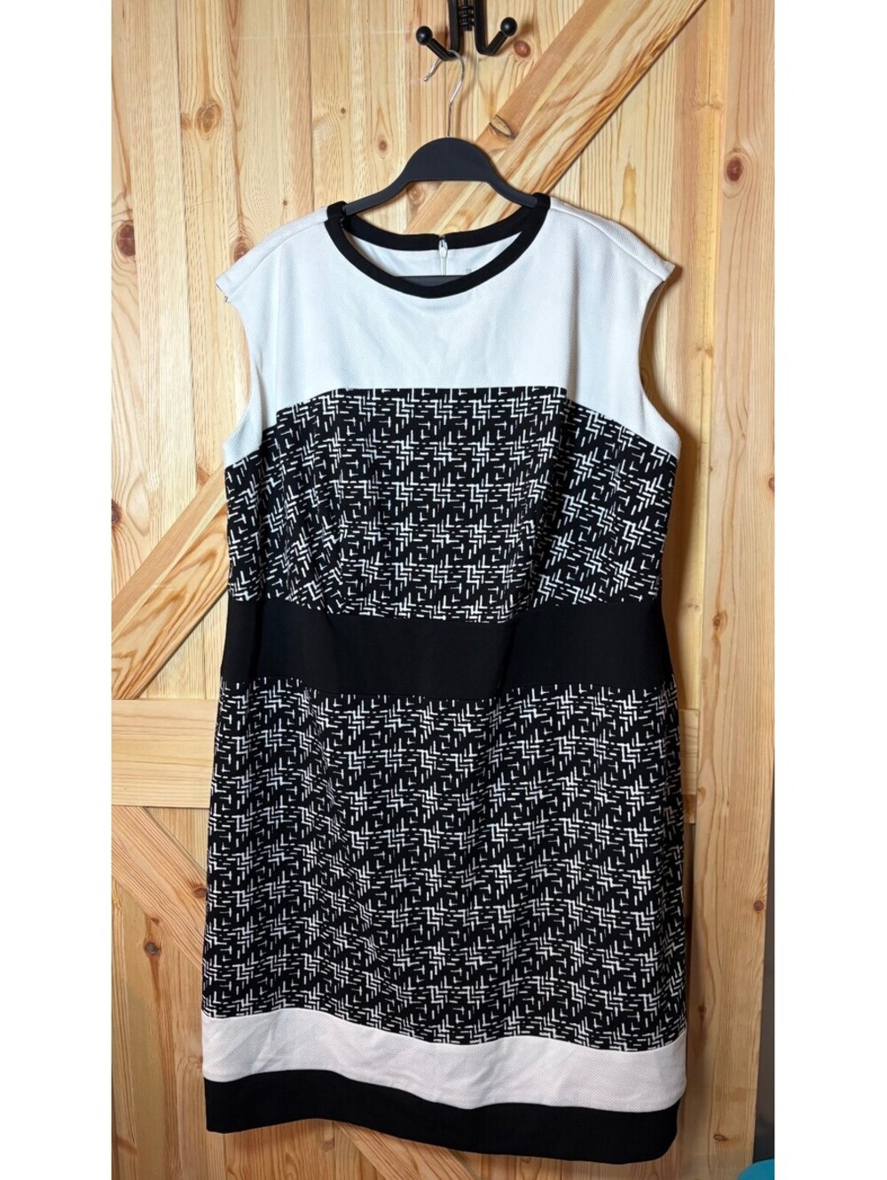 Sandra Darren Sleeveless Black and White Patterned Dress with Back Zipper 20W